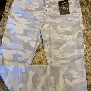 Camouflage cropped pant